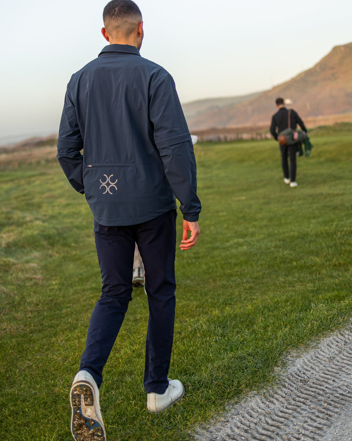 Walking the course in the Cadence Windshirt in navy